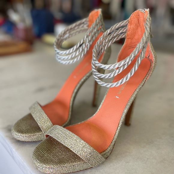 Sparkly Metallic Gold Via Spiga heels 7.5M - Picture 3 of 5